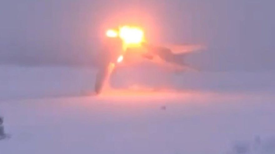 Anbean görüntülendi… Bombardıman uçağı düştü, iki asker yaşamını yitirdi