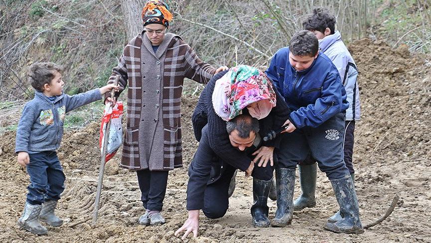 Hasta annesini her gün sırtında taşımak zorunda