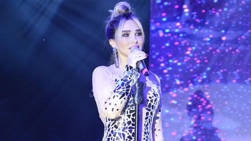 Seren Serengil üzerinde 20 kiloluk ayna olan elbisesiyle dikkat çekti