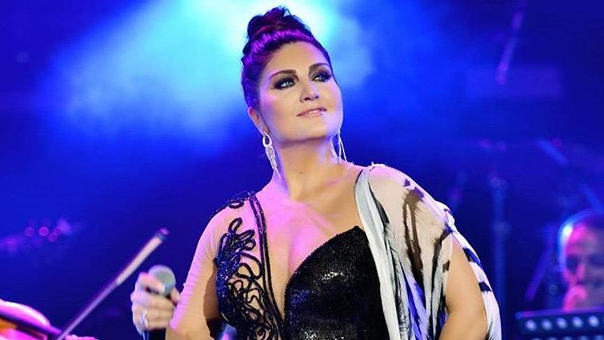 Sibel Can, annesini andı