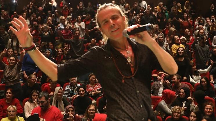 Soner Arıca 40 derece ateşle sahne aldı