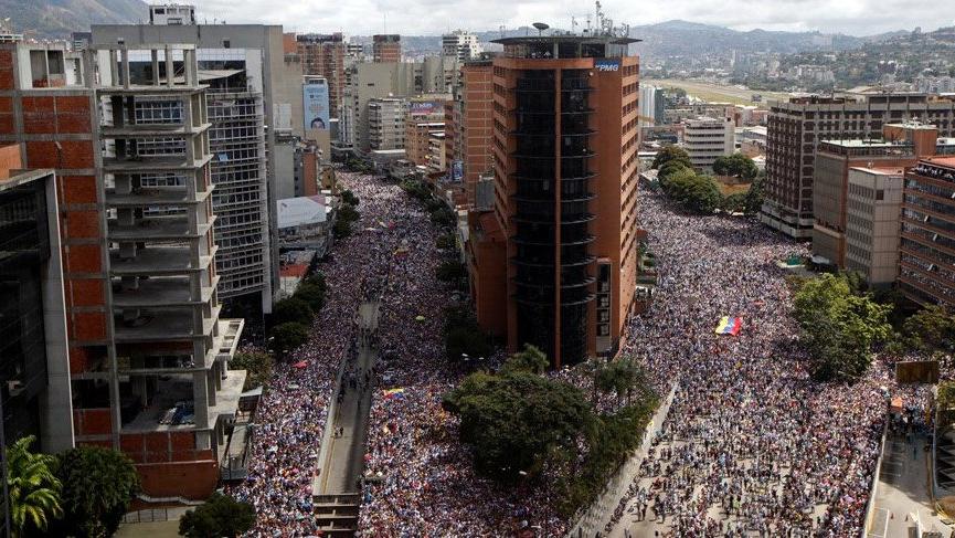 Venezuela’da muhalefetle iktidar aynı anda sokağa inecek