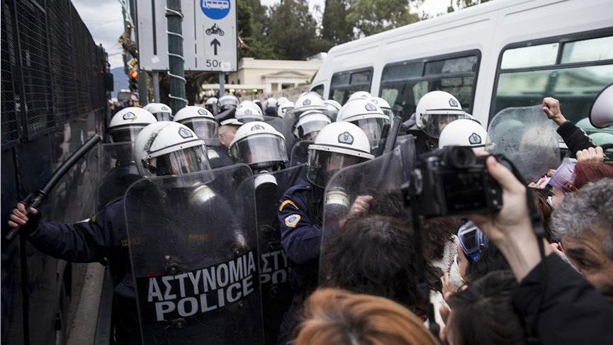 Yunanistan’da öğretmenler sokağa indi! Polis sert müdahale etti