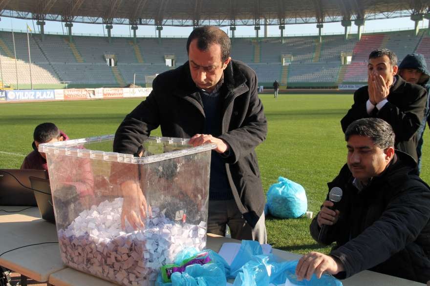Başvuran sayısı çok olunca işe alınacaklar stadyumda yapılan çekilişle belirlendi Foto: DHA