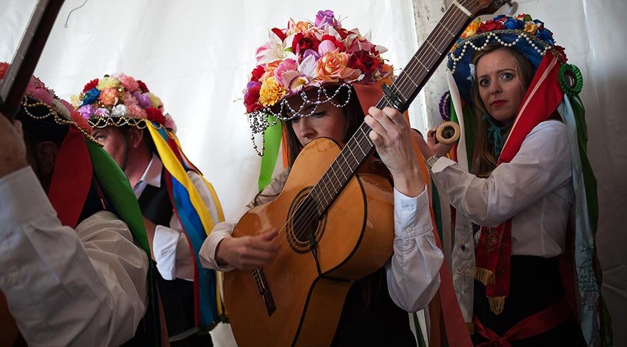 Festival boyunca, 'Pandalar' olarak adlandırılan katılımcı müzisyenler, popüler Endülüs folklorunun tipik müzik enstrümanları ile 'Verdiales' adı verilen flamenko müziği tarzında şarkı söyleyip dans ederek sahne alıyor.
