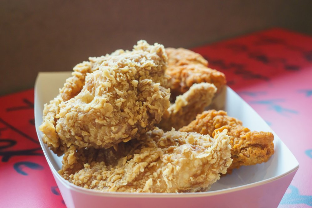 NASIL SIR OLARAK SAKLANABİLİYOR?: KFC'nin ana şirket binasında sır saklanıyor. Görevimiz Tehlike'den Tom Cruise gelse bu formülü alamayabilir çünkü çok iyi bir şekilde korunuyor. Ana üsteki güvenlik şefinin açıklamalarına göre, sırrın korunduğu yerin tanımı şöyle: "2 metre kalınlığında duvarları olan bir oda, her yeri kameralarla dolu, 7/24 silahlı görevliler hazırda tutuluyor, 2 farklı anahtarı, 2 farklı PİN şifresi." Evet bunlar bir tavuk için yapılıyor ama dünyanın en çok tavuk satan firması olduğu düşünülünce garip kaçmıyor.
