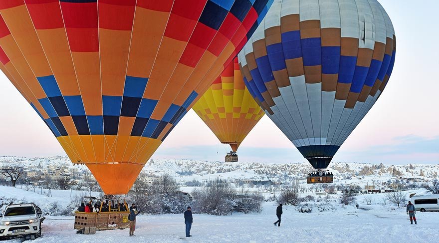 Sıcaklığın eksi 15 dereceye kadar düştüğü Kapadokya bölgesinde turistler balon turlarına yoğun ilgi gösteriyor.