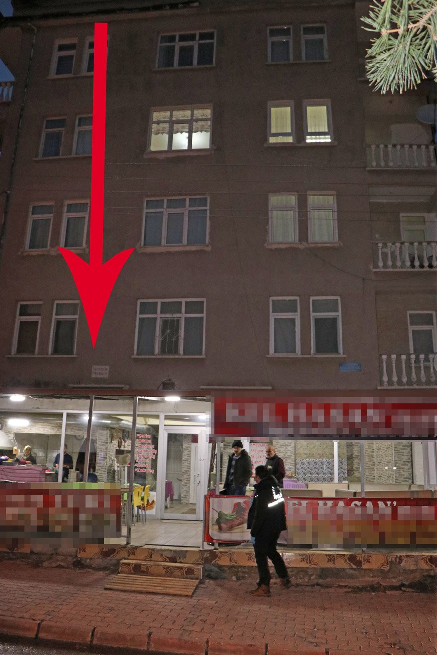 Karamanâda 14 yaÅÄ±ndaki bir kÄ±z balkondan sarkan kedisini yakalamak isterken 4âncÃ¼ kattan iÅyerinin plastik tentesinin Ã¼zerine dÃ¼Åerek yaralandÄ±. ile ilgili gÃ¶rsel sonucu