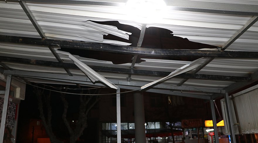 Karamanâda 14 yaÅÄ±ndaki bir kÄ±z balkondan sarkan kedisini yakalamak isterken 4âncÃ¼ kattan iÅyerinin plastik tentesinin Ã¼zerine dÃ¼Åerek yaralandÄ±. ile ilgili gÃ¶rsel sonucu