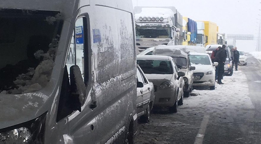 Bekleyen araçlar nedeniyle uzun kuyruklar oluştu. Foto: Sözcü