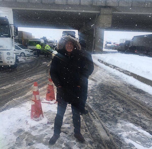Vatandaşlar saatlerdir yolların açılmasını bekliyor. Foto: Sözcü