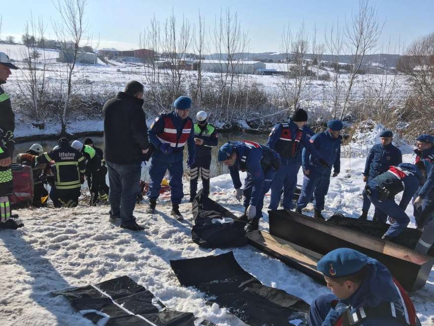 Araçta bulunan 4'ü çocuk 8 kişi yaşamını yitirdi. Foto: DHA