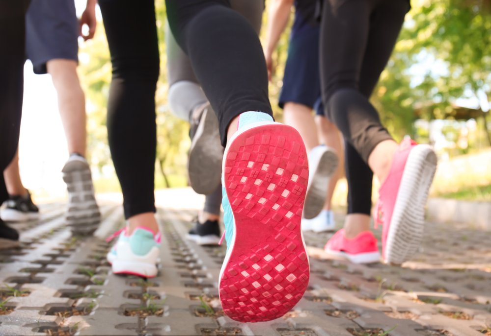 Bugüne dek düzenli olarak spor yapma alışkanlığınız olmadıysa bile, artık bunu bir fırsat olarak değerlendirip işe yürüyüş yapmakla başlayabilirsiniz. Haftada en az 3 gün, düzenli, 30 dakika tempolu yürüyüş, sağlığa genel faydalarının yanı sıra mevsimsel depresyona karşı da kişinin kendisini daha iyi ve mutlu hissetmesini sağlayarak katkıda bulunuyor.