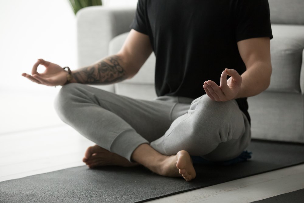 Yoga, meditasyon, solunum egzersizleri gibi rahatlama tekniklerini öğrenin. Çünkü yoga, meditasyon ve solunum egzersizleri bedende rahatlama sağlayarak duygu durumuna da fayda sağlıyor. Örneğin; bilimsel çalışmalar, solunum egzersizlerinin vücuda giren oksijen miktarını artırması ve kasları gevşetmesi sebebi ile kişilerde sakinleşme ve rahatlama sağladığını gösteriyor.