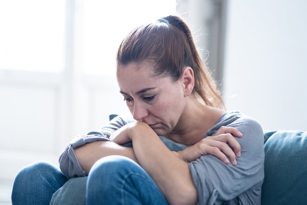 Psikolog Sena Sivri “Kimi insanlar her zaman her duygu ve düşünce ile kendi başına baş edemeyebilirler, bu normal bir durumdur. Gerekirse bir uzmandan yardım alın. Çünkü depresyon tedavi edilmediğinde kişinin sağlığının yanı sıra aile hayatı, iş hayatı ve sosyal çevresi ile ilişkilerinde de daha büyük sorunlara neden olabilir” diyor.