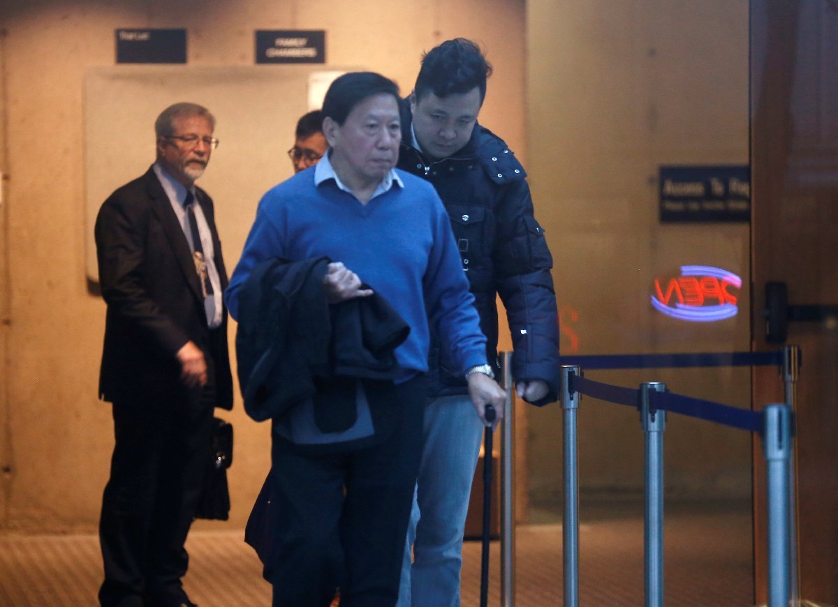 Mıng'ın kocası Liu Xiaozong (sağda) mahkeme önünde… Fotoğraf: Reuters