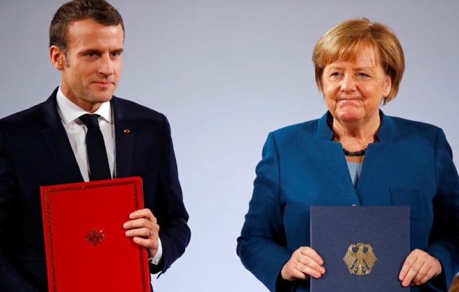 Macron ve Merkel imzaların ardından objektiflere böyle poz verdi. 