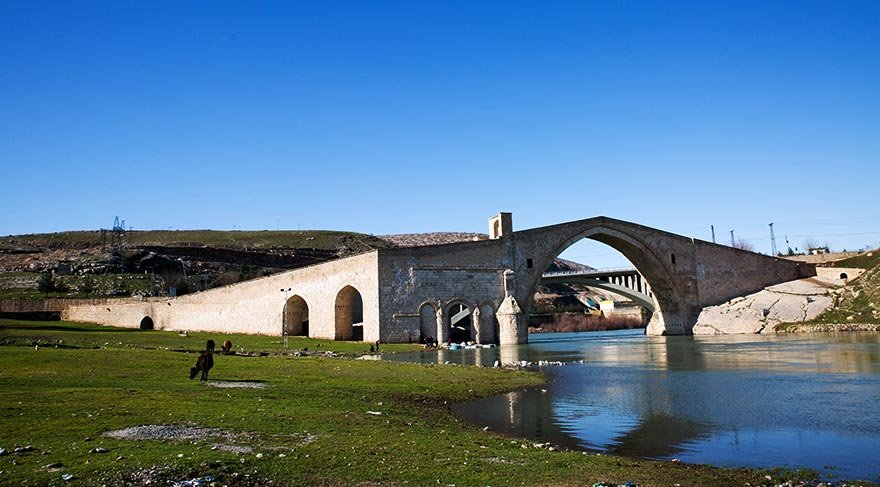 Artukluların en önemli tarihi eserlerden biri olan Malabadi'nin, Bosna Hersek'teki Mostar ve Sokulu Mehmet Paşa köprülerinin inşasına yol açan kültür ve teknik birikime önemli katkı sağladığı da biliniyor.