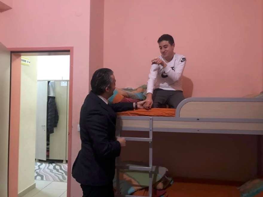 Öğrencileri tek tek uyandıran Acu onlarla tek vakit de hasbihal etti. Foto: İHA