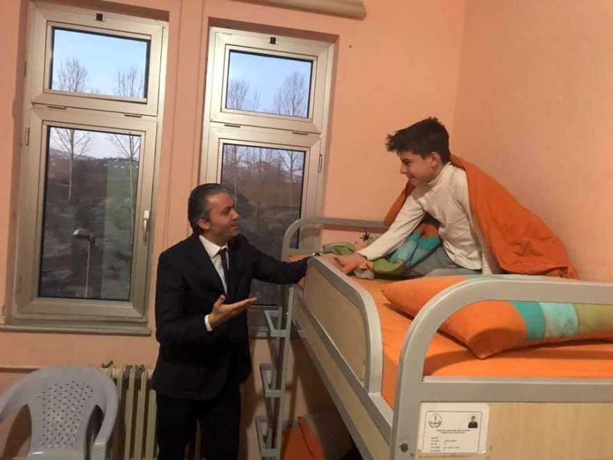 İlçe ulusal Eğitim Müdürü Hasan Acu, pansiyonda var olan öğrencilere erken sürprizi yaptı. Foto: İHA