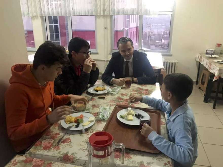 Acu dahada ardindan öğrencilerle kahvaltı yaptı. Foto: İHA