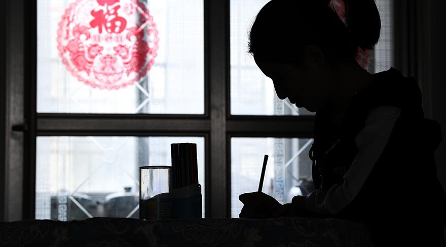 Şimdiye kadar 21 özür mektubu alan çocuğundan ayrı kalan anne Xue Feng ise, bu yolculuklarında çocuğunun fotoğraf ve videolarını cep telefonundan izleyerek özlemini biraz olsun hafifletiyor.
