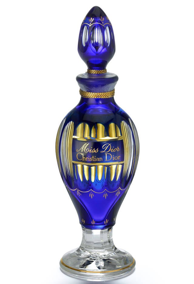 Dior'un kız kardeşi Catherine için yaratılan ilk koku Miss Dior'un 70 yıllık Baccarat kristalinden imal edilen ilk şişesi...