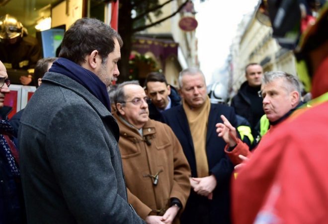 Fransa Başbakanı Philippe, olay adina gelerek bilgi aldı.