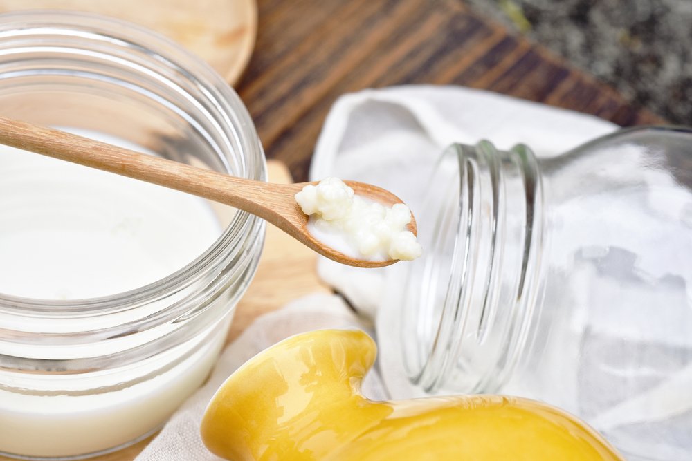 Probiyotikler, sindirim sistemindeki dengeyi sağlayıp sağlıklı bir metabolizmaya sahip olmamızı sağlayan dost bakterilerdir. Sağlıklı bir sindirim ve bağışıklık sistemi için vücuda mutlaka dost bakterilerin alınması gerekir. Probiyotikler, zararlı bir bakterilerin bağırsak florasında emilimini engelleyerek burada çoğalmasını önler.