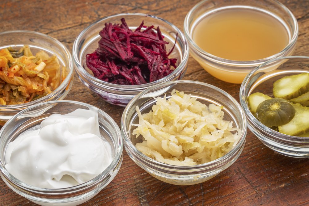 En güçlü probiyotik kaynakları kefir, ev yoğurdu, ayran, boza, keçi sütü, turşu, tarhana, sirke ve şalgam gibi besinlerdir.