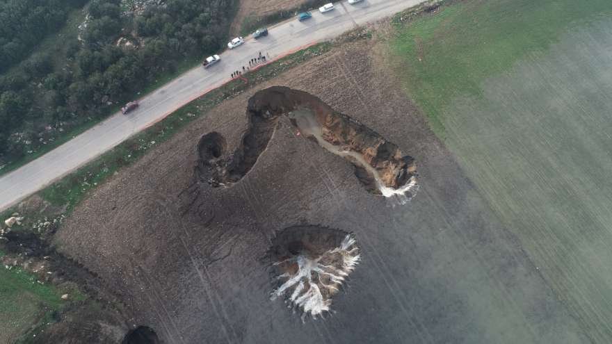 İzmir'de 3 gün süren yağışların ardından oluşan dev obruk. Foto: İHA