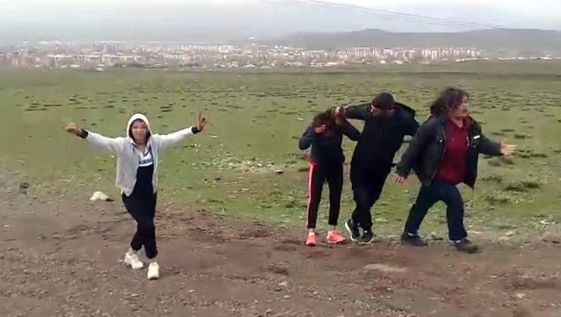 Dedikodu yaptıklarını öne sürdükleri iki genç kızı önce dövüp görüntülerini çektiler. sonra bıçak zoruyla soyup cinsel istisarda bulundular. Foto: DHA