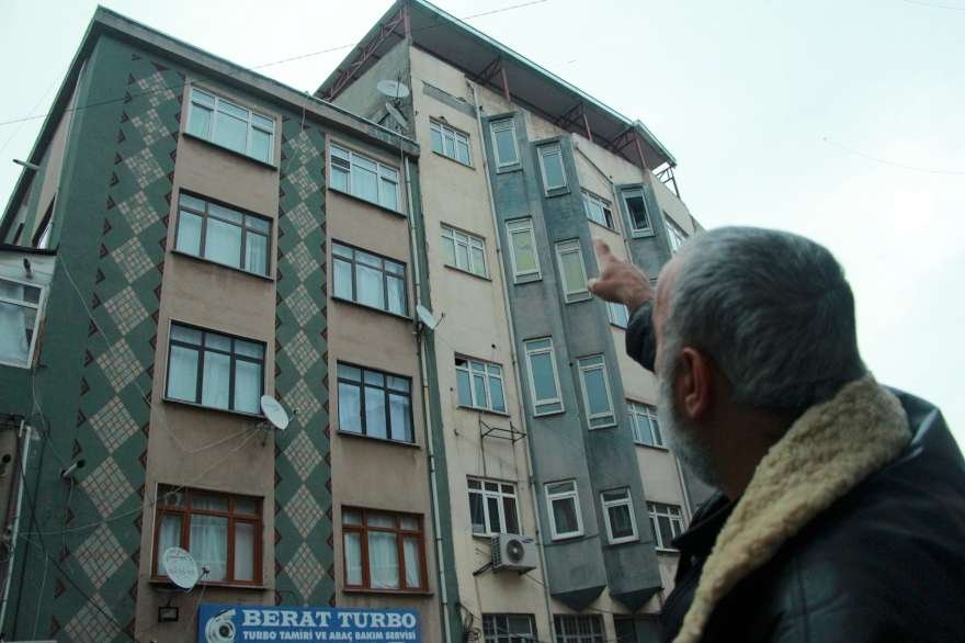 5 katlı binanın çatısı şiddetli lodos nedeniyle uçtu. Foto: DHA
