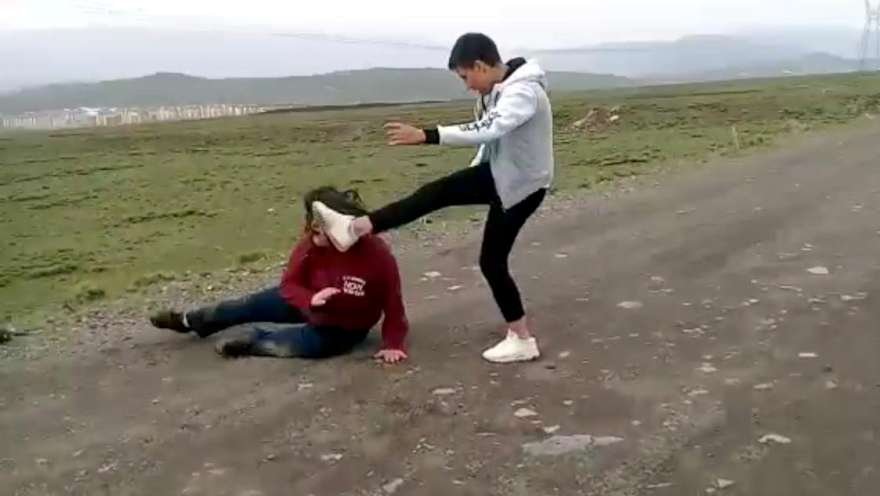 Genç kızların dayak yediği anlar ise cep telefonu ile kayıt altına alındı. Foto: DHA