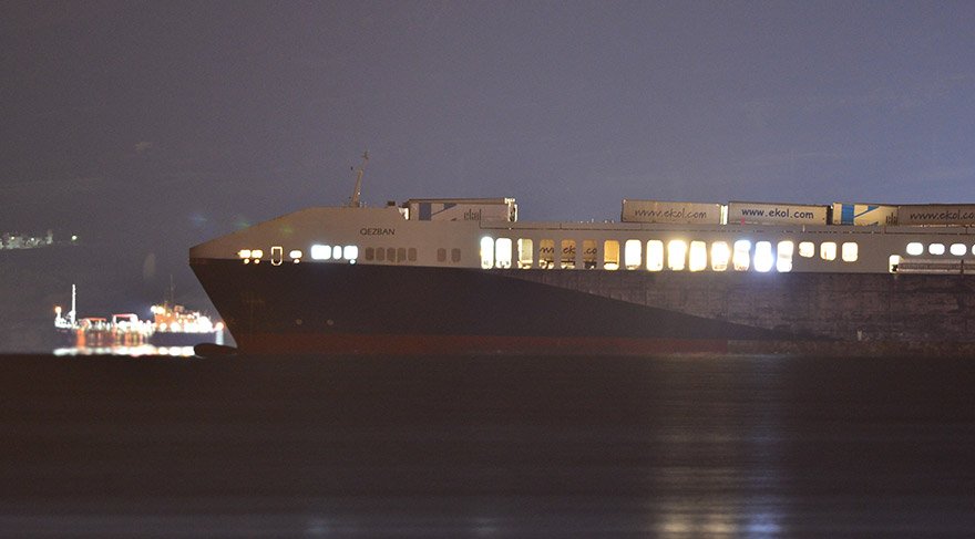 Çanakkale Boğazı'nda bir yük gemisinin makine dairesinde çıktığı belirtilen yangının mürettebat tarafından kontrol altına alındığı bildirildi. FOTOĞRAFLAR:AA