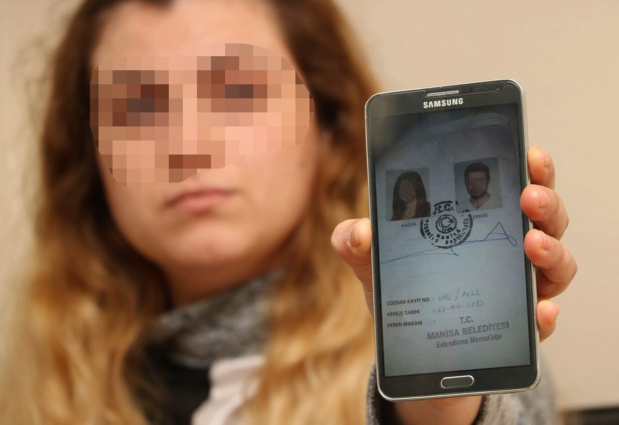 BÜYÜK ŞOK YAŞADIĞINI BELİRTEN ÖZGE K., "BİZ DAHA BOŞANMADAN BU ŞEKİLDE BİR EVLİLİK YAPMASINI GÖRÜNCE BEN BOŞANMAKTAN VAZGEÇTİM" DEDİ. FOTO:İHA