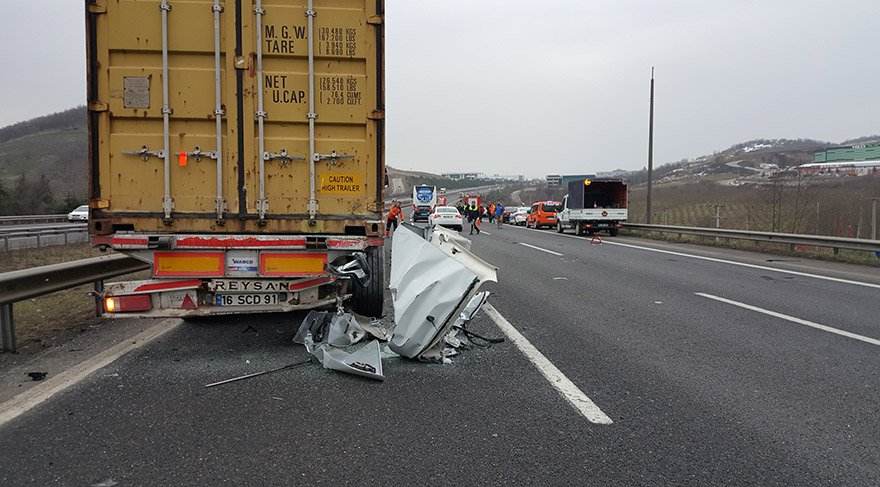 DÜZCE TEM OTOYOLU GÜMÜŞOVA RAMPALARI MEVKİİNDE MEYDANA GELEN TRAFİK KAZASINDA 1'İ TIR 4 ARACIN BİRBİRİNE GİRDİ. 4 ARACIN KARIŞTIĞI KAZADA 1 KİŞİ HAYATINI KAYBETTİ 1 KİŞİ AĞIR YARALANDI. FOTO:İHA