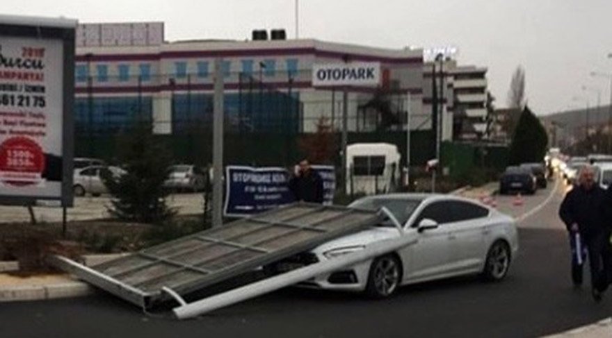 İZMİR'DE, METEOROLOJİ'NİN UYARILARININ ARDINDAN FIRTINA KENTTE ETKİLİ OLMAYA BAŞLARKEN, KENTTE ÇOK SAYIDA AĞAÇ DEVRİLDİ, İŞ YERLERİ VE EVLERİN ÇATISI UÇTU. BÖLGEDE FIRTINA SAATE 90 KİLOMETRE HIZLA ETKİLİ OLUYOR. FOTO:İHA