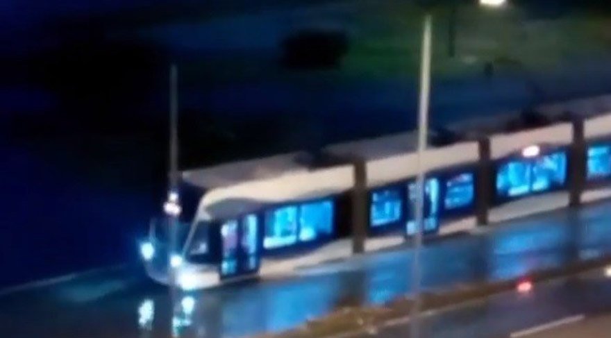 KARŞIYAKA İLÇESİNDE, DENİZ KARAYLA BİRLEŞİP SU SEVİYESİ YÜKSELİNCE, TRAMVAY SULAR İÇERİSİNDE HAREKET ETTİ VE YUNUSLAR-ALAYBEY ARASI TRAMVAY SEFERLERİ DURDURULDU. FOTO:İHA