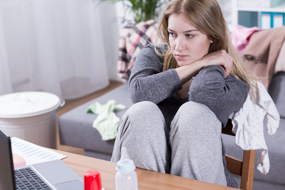 Anne olmanın bir kadın için yalnızca mutluluk dönemi değil aynı zamanda ruhsal durum değişiklikleri nedeniyle ortaya çıkan, kaygı ve depresyonun yaşanabildiği bir zaman dilimi olduğunu belirten Soysal, “Bu dönemdeki depresyon; hafif mizaç bozukluğu, huzursuzluk, bitkinlik, erken uyanma, kilo kaybı, iştahsızlık, kendini kınama, tepkisizlik, mutsuzluk, değersizlik hissi, intihar düşüncesi ya da girişimi gibi öznel belirtilerle karakterize olan, şiddetli bir hastalığa kadar uzanabilen geniş bir yelpazeyi içerir.