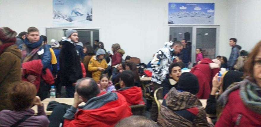 Yoğun kar yağışı ve tipi nedeniyle 200 kişi kayak merkezinde mahsur kalmıştı. Foto: DHA