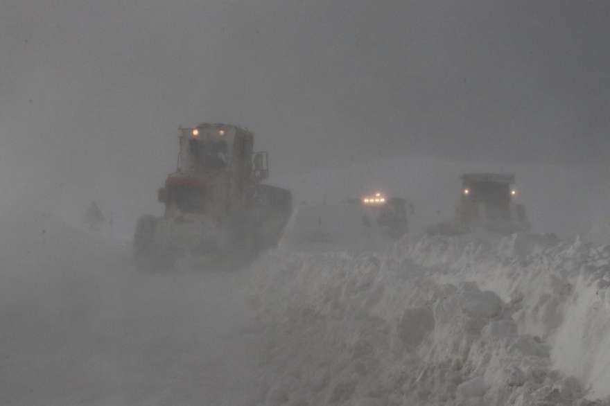 Sabah saat 06.00'da yol açma çalışmasına başlayan ekipler saat 10.00'da tesislere ulaşmayı başardı. Foto: DHA