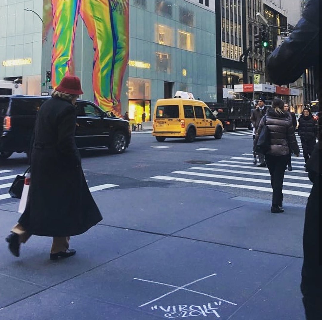 Abloh yukarıdaki holografik mankenin düzgün görülebilmesi için kaldırıma işaret koydu.