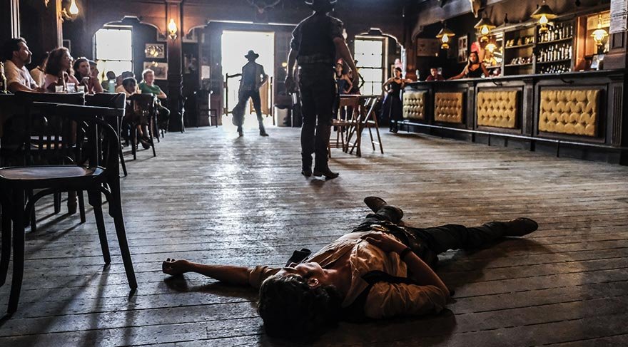 Günümüzde az da olsa sinema ve reklam filmi çekilen İspanya'daki Tabernas Çölündeki kovboy kasabaları, eski ihtişamını yitirmiş olsa da barları, ahırları, otelleriyle hala varlıklarını sürdürüyor.