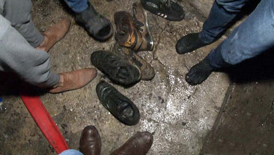 FOTO: İHA- ANKARA'DA AFGAN tebaalı VATANDAŞLARIN YAŞADIĞI GECEKONDUDA, ALEV ALAN TÜP PATLADI. OLAYDA YARALANAN OLMAZKEN, HİÇBİR EŞYALARINI ALMADAN CAN HAVLİYLE KENDİLERİNİ SOKAĞA ATAN VATANDAŞLARA MAHALLELİ destek ETTİ.