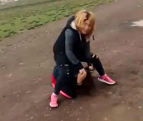Kızların ayakkabılarını ve telefonlarını gasp eden şahıslar genç kızları dağın eteğinde bırakıp olay yerinden uzaklaştı. Foto: DHA