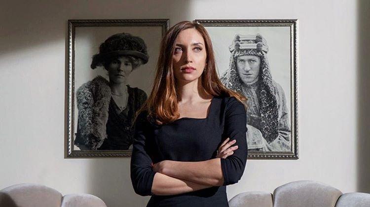 Deniz Çom kimdir? Güzel oyuncu Deniz Çom’un merak edilen hayat hikayesi…