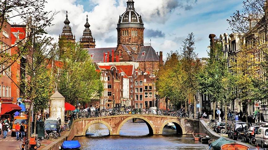 Amsterdam’daki köprü ve rıhtımlar çökme riskine karşı yenilenecek
