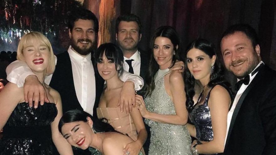 Çağatay Ulusoy ve sevgilisi Duygu Sarışın ilk kez görüntülendi