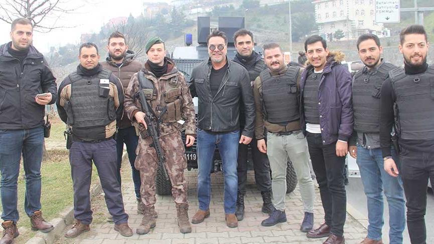 Asayiş uygulamasına takılan Beyazıt Öztürk polislerle fotoğraf çektirdi
